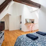 Le Marais, Romantic Loft Apartment! Min 31 Nights From June To December